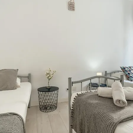 Гостьовий будинок Estrela House By Homing *